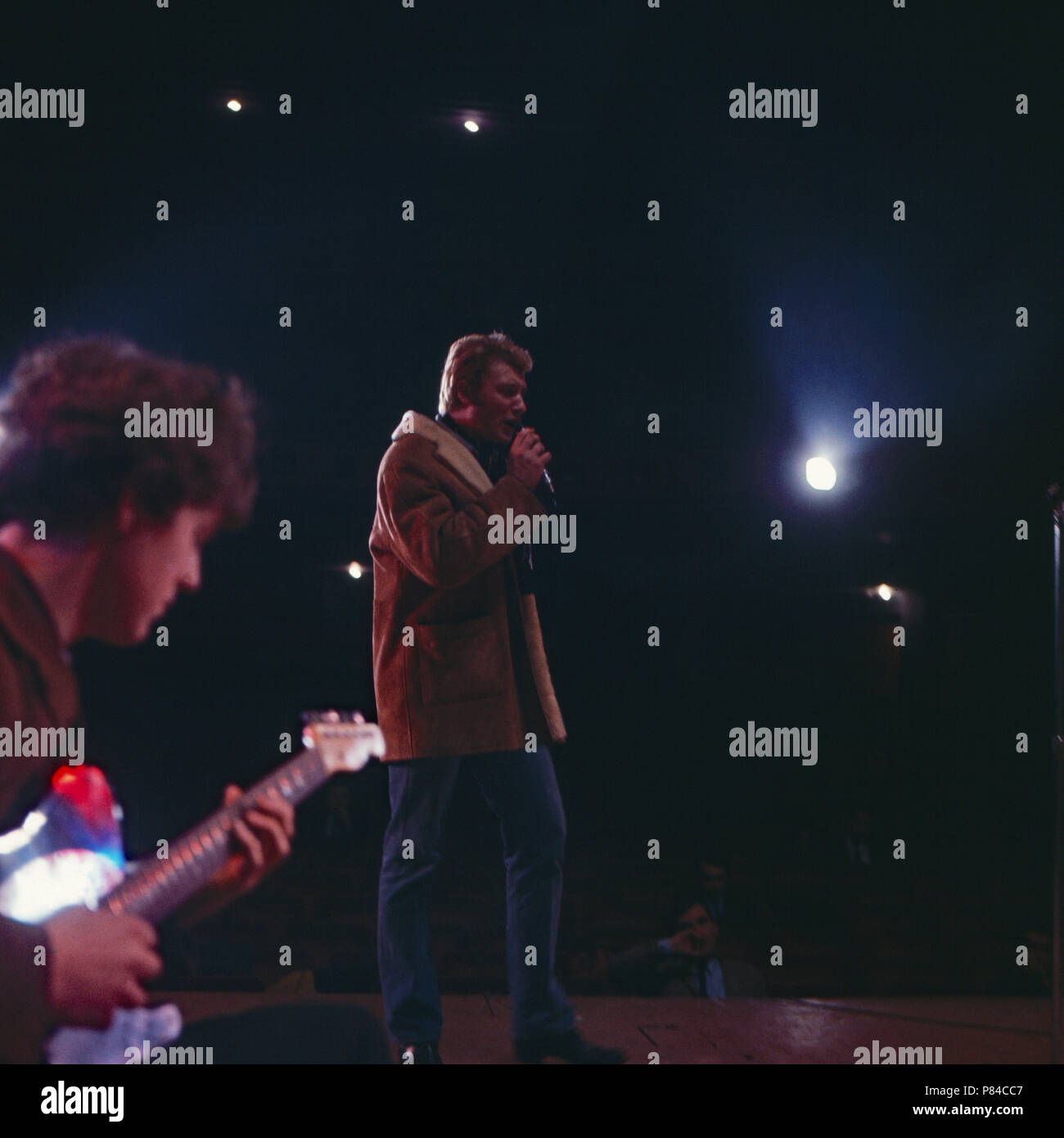 Der französische Sänger, auteur-compositeur Johnny Hallyday Acteurs et Actrices und bei einem Auftritt, Deutschland 1960 er Jahre. Le chanteur français, auteur-compositeur et acteur Johnny Hallyday l'exécution à l'Allemagne, 1960. Banque D'Images