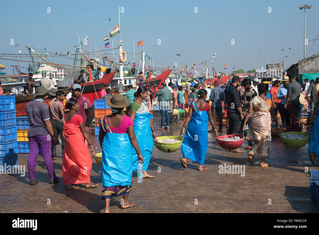 L'image de la femme à partir de poissons de Fisher à la jetée des bateaux à Mangalore, Inde Banque D'Images