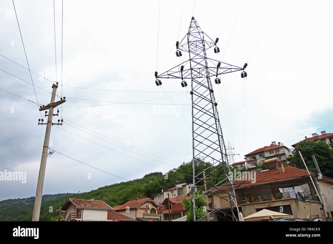 Tours avec des fils électriques pour l'électricité dans le centre de la ...