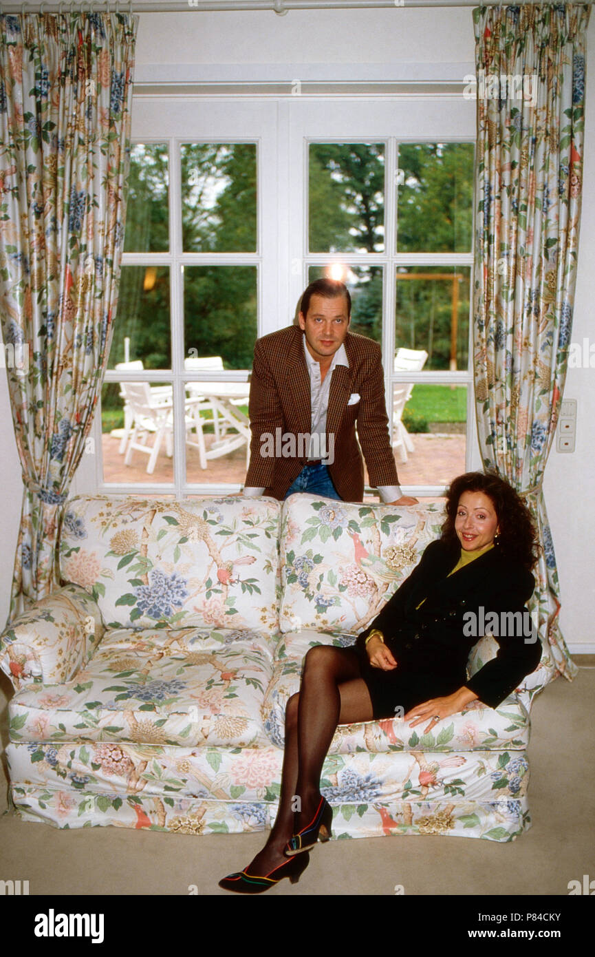 Enno Freiherr von Ruffin mit Ehefrau Sängerin Vicky Leandros auf Gut Basthorst, Deutschland 1988. Enno Baron von Ruffin avec son épouse, la chanteuse Vicky Leandros à Basthorst mansion, Allemagne 1988. Banque D'Images