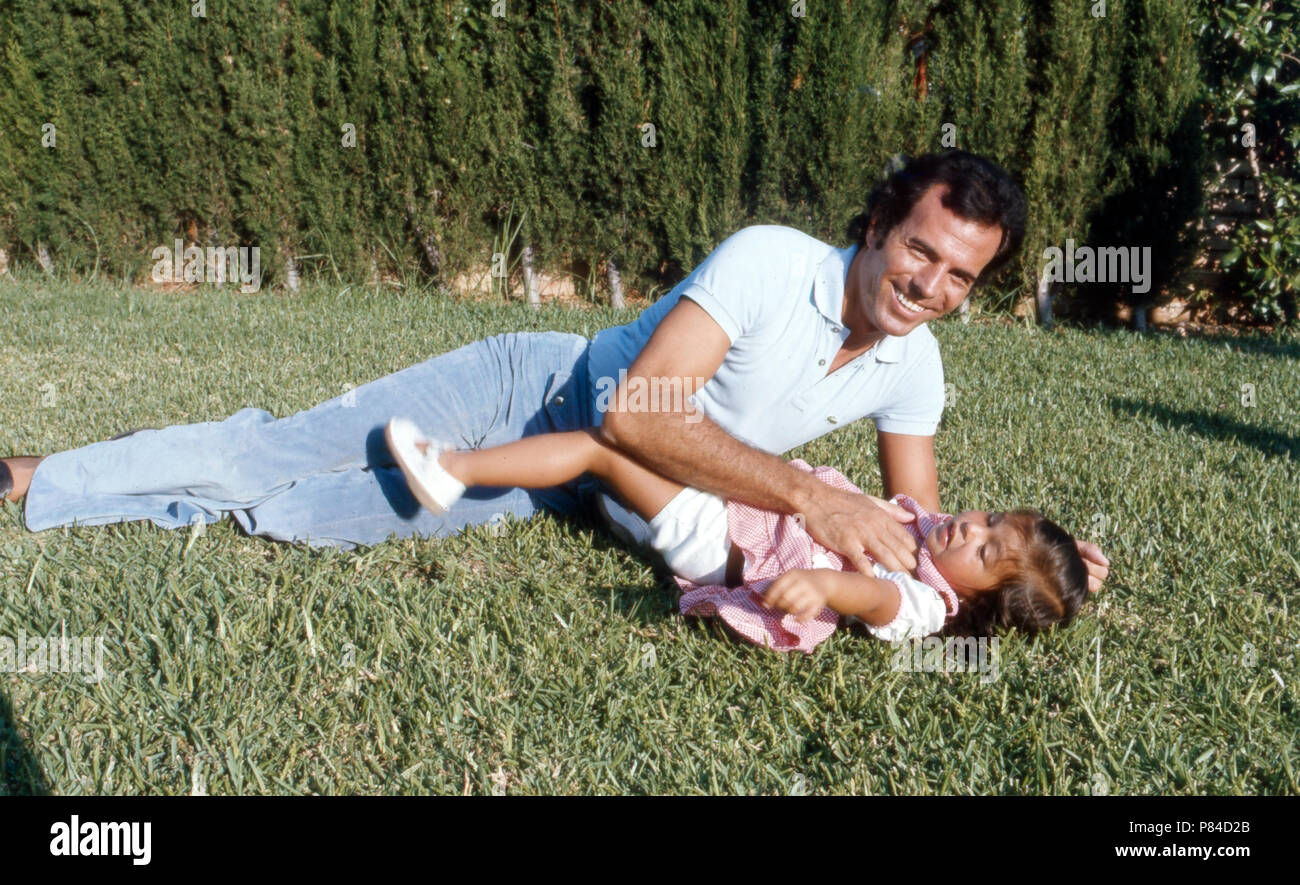 Julio Iglesias, spanischer Sänger, mit seinem Haus Tochter Chabeli dans