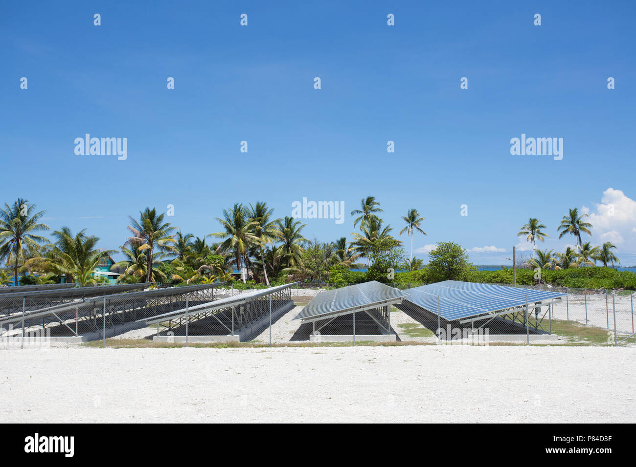 Grille d'énergie solaire sur l'île de Manihiki, Îles Cook Banque D'Images