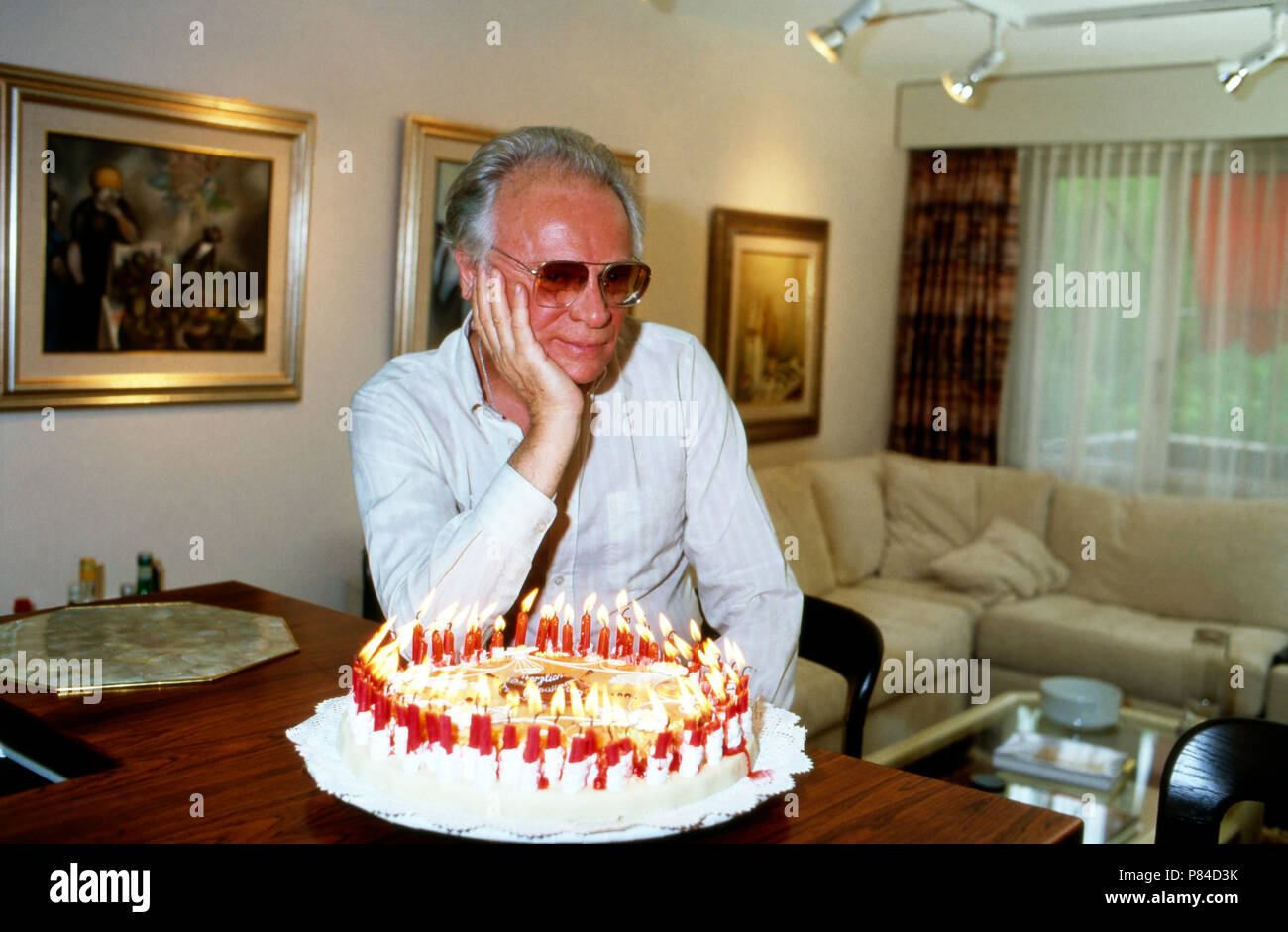 Der Satiriker Epharim Israelische Kison Mit Einem Besuch Bei Geburtstagstorte In Zurich Schweiz 1984 Satiriste Israelien Ephraim Kishon Ayant Un Gateau D Anniversaire Lors D Une Visite A Zurich Suisse 1984 Photo Stock Der Satiriker Epharim Israelische Kison Mit Einem Besuch Bei Geburtstagstorte In Zurich Schweiz 1984 Satiriste Israelien Ephraim Kishon Ayant Un Gateau D Anniversaire Lors D Une Visite A Zurich Suisse 1984 Photo Stock