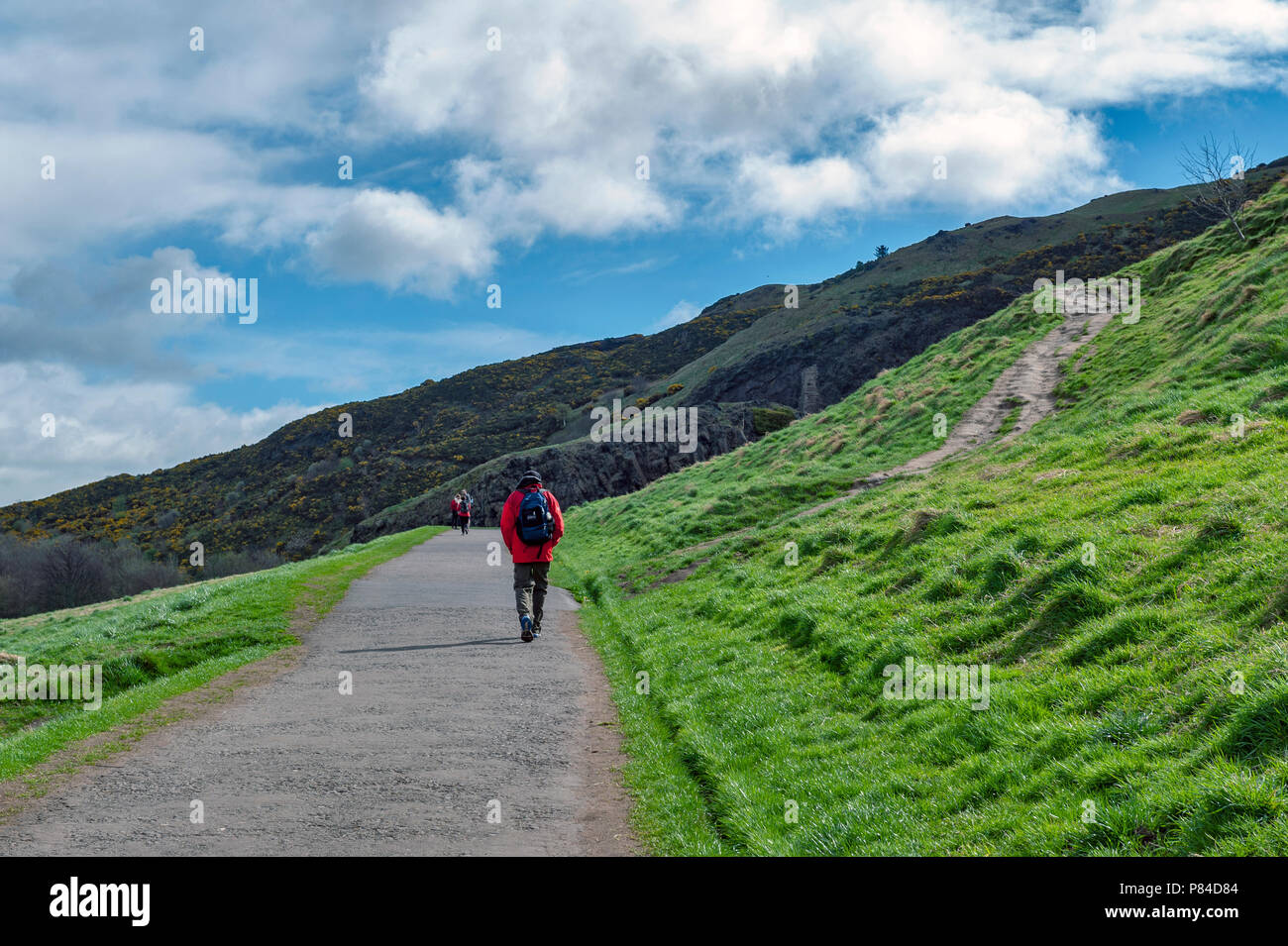 Une randonnée à vélo à travers des pentes herbeuses jusqu'à Arthur's Seat, le point le plus élevé à Édimbourg situé à Holyrood Park, Ecosse, Royaume-Uni Banque D'Images