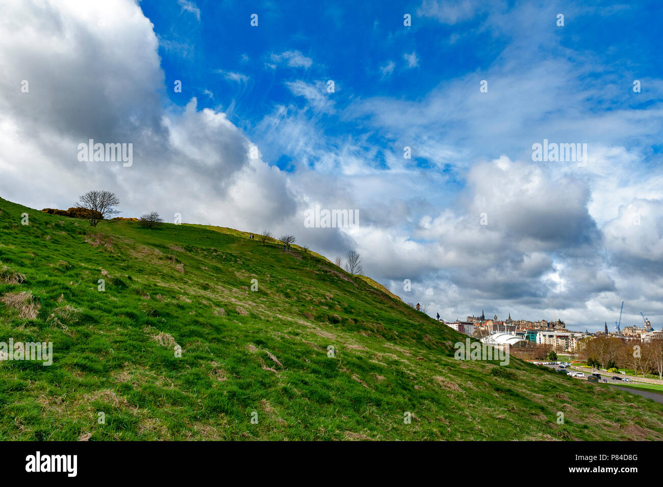 Une randonnée à vélo à travers des pentes herbeuses jusqu'à Arthur's Seat, le point le plus élevé à Édimbourg situé à Holyrood Park, Ecosse, Royaume-Uni Banque D'Images
