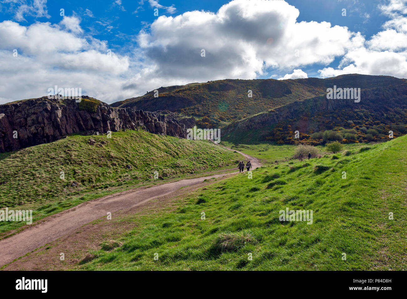 Une randonnée à vélo à travers des pentes herbeuses jusqu'à Arthur's Seat, le point le plus élevé à Édimbourg situé à Holyrood Park, Ecosse, Royaume-Uni Banque D'Images