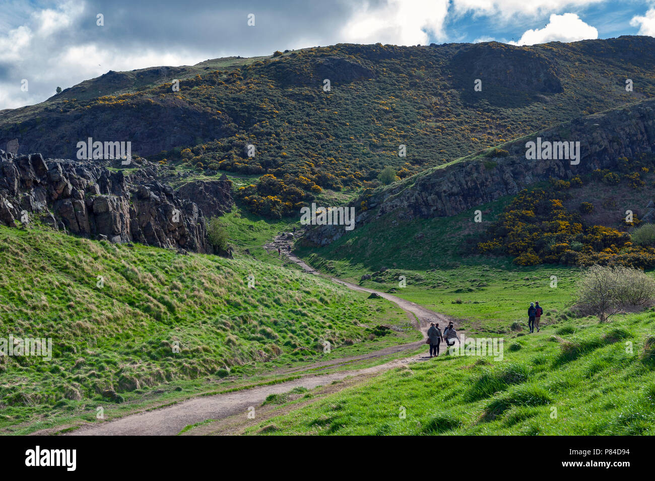 Une randonnée à vélo à travers des pentes herbeuses jusqu'à Arthur's Seat, le point le plus élevé à Édimbourg situé à Holyrood Park, Ecosse, Royaume-Uni Banque D'Images
