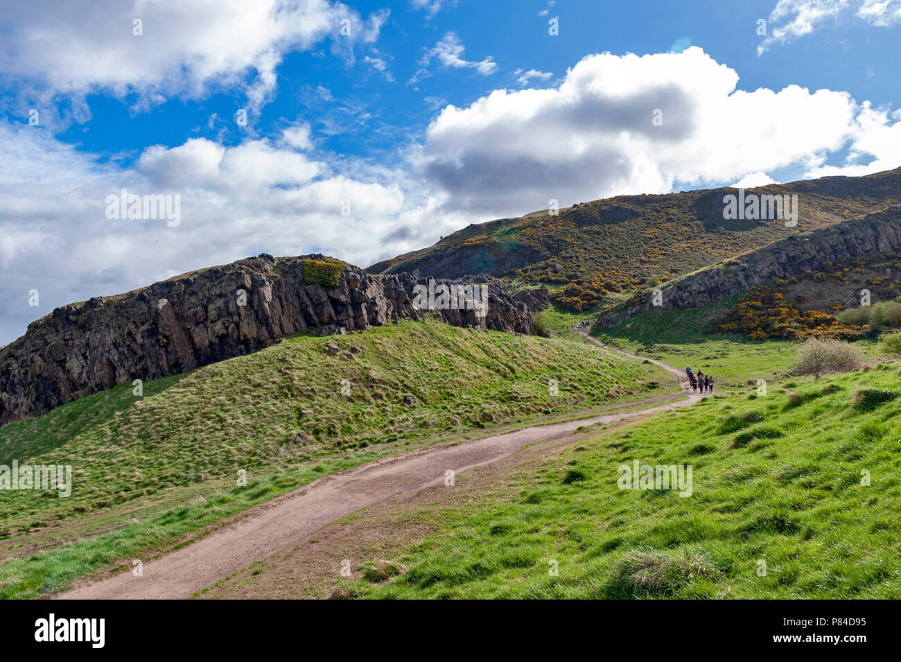 Une randonnée à vélo à travers des pentes herbeuses jusqu'à Arthur's Seat, le point le plus élevé à Édimbourg situé à Holyrood Park, Ecosse, Royaume-Uni Banque D'Images