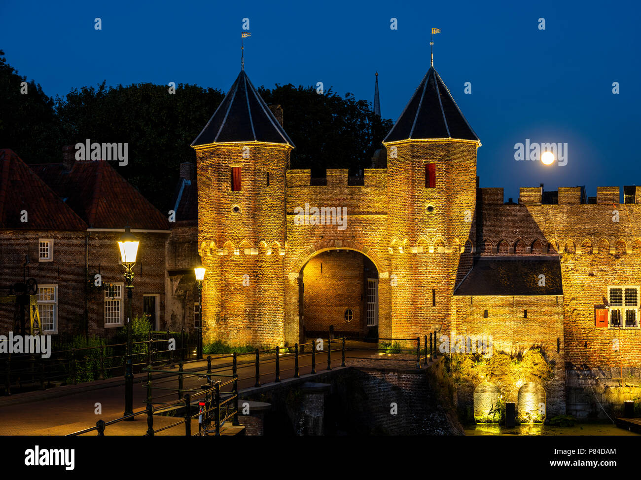 Koppelpoort (gate) dans la soirée avec deux llighted réverbères et pleine lune. Banque D'Images