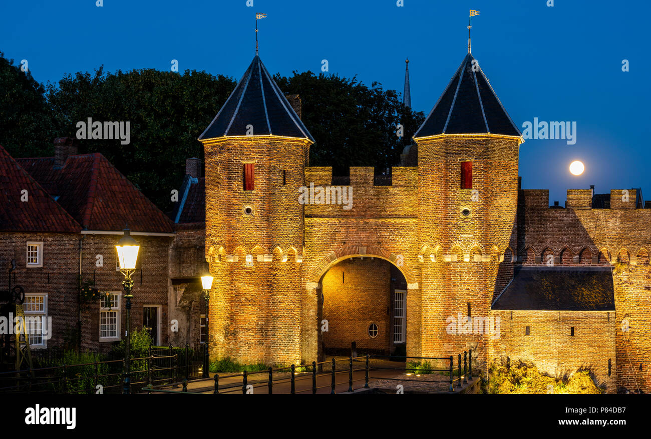 Koppelpoort (gate) dans la soirée avec deux llighted réverbères et pleine lune. Banque D'Images