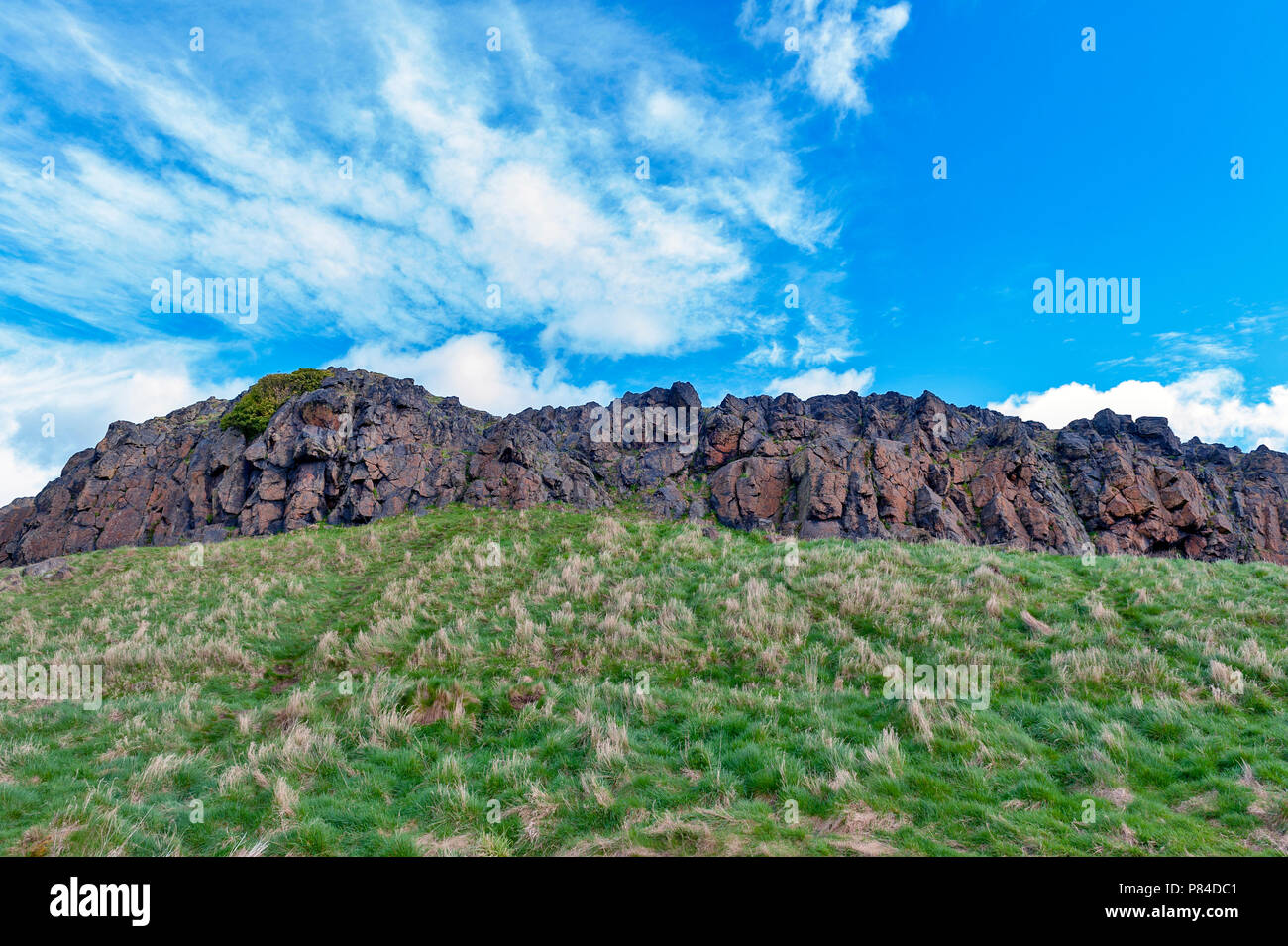 Une randonnée à vélo à travers des pentes herbeuses jusqu'à Arthur's Seat, le point le plus élevé à Édimbourg situé à Holyrood Park, Ecosse, Royaume-Uni Banque D'Images