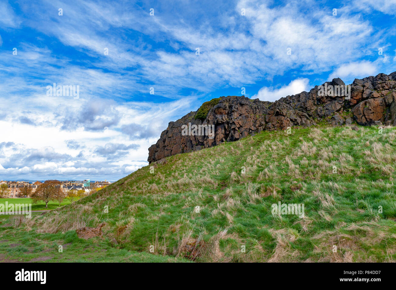 Une randonnée à vélo à travers des pentes herbeuses jusqu'à Arthur's Seat, le point le plus élevé à Édimbourg situé à Holyrood Park, Ecosse, Royaume-Uni Banque D'Images