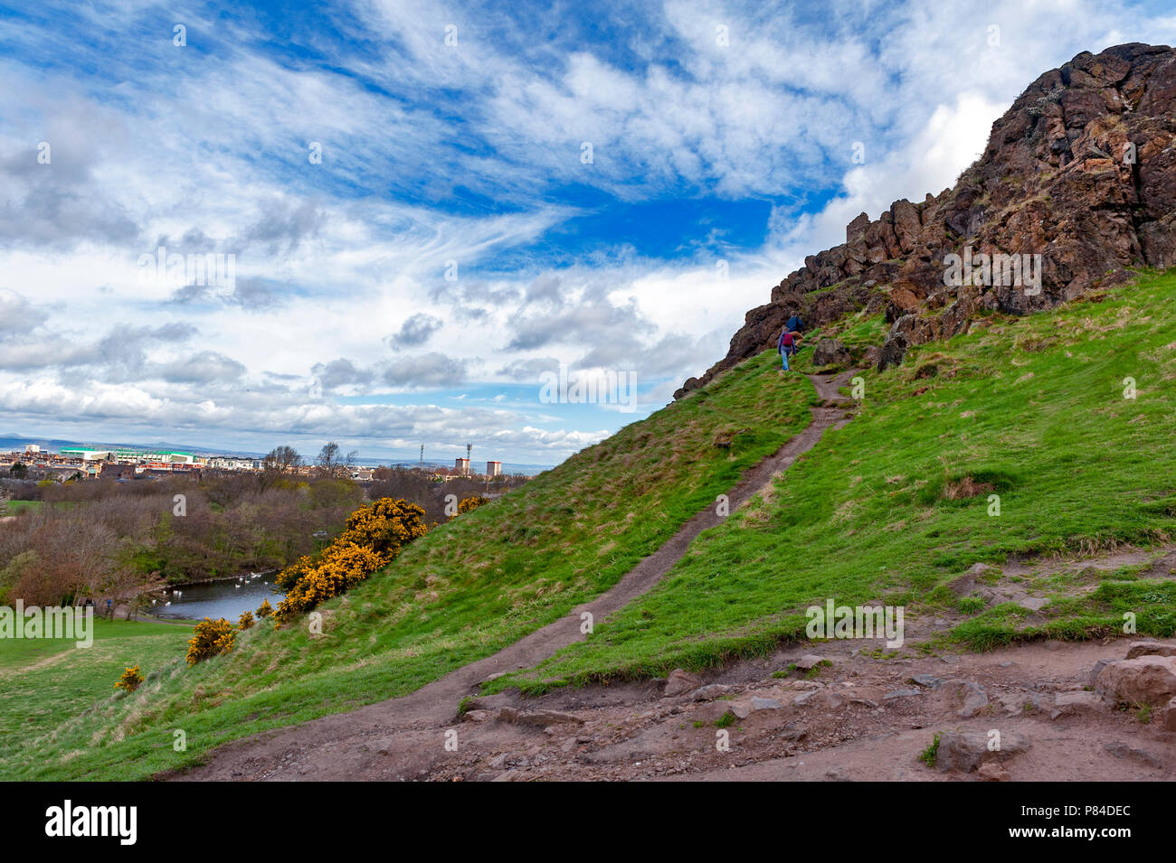 Une randonnée à vélo à travers des pentes herbeuses jusqu'à Arthur's Seat, le point le plus élevé à Édimbourg situé à Holyrood Park, Ecosse, Royaume-Uni Banque D'Images