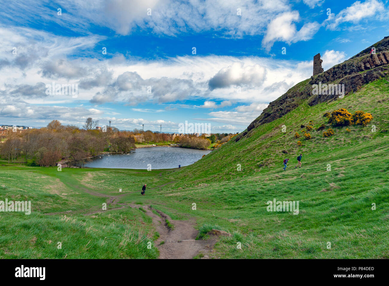 Une randonnée à vélo à travers des pentes herbeuses jusqu'à Arthur's Seat, le point le plus élevé à Édimbourg situé à Holyrood Park, Ecosse, Royaume-Uni Banque D'Images
