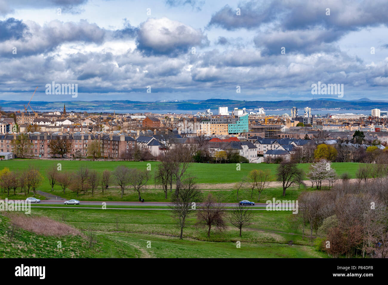 Vue de la ville d'Edinburgh vers les zones côtières de la mer du Nord à partir de Arthur's Seat, le point le plus élevé à Édimbourg situé à Holyrood Park, Ecosse, Royaume-Uni Banque D'Images