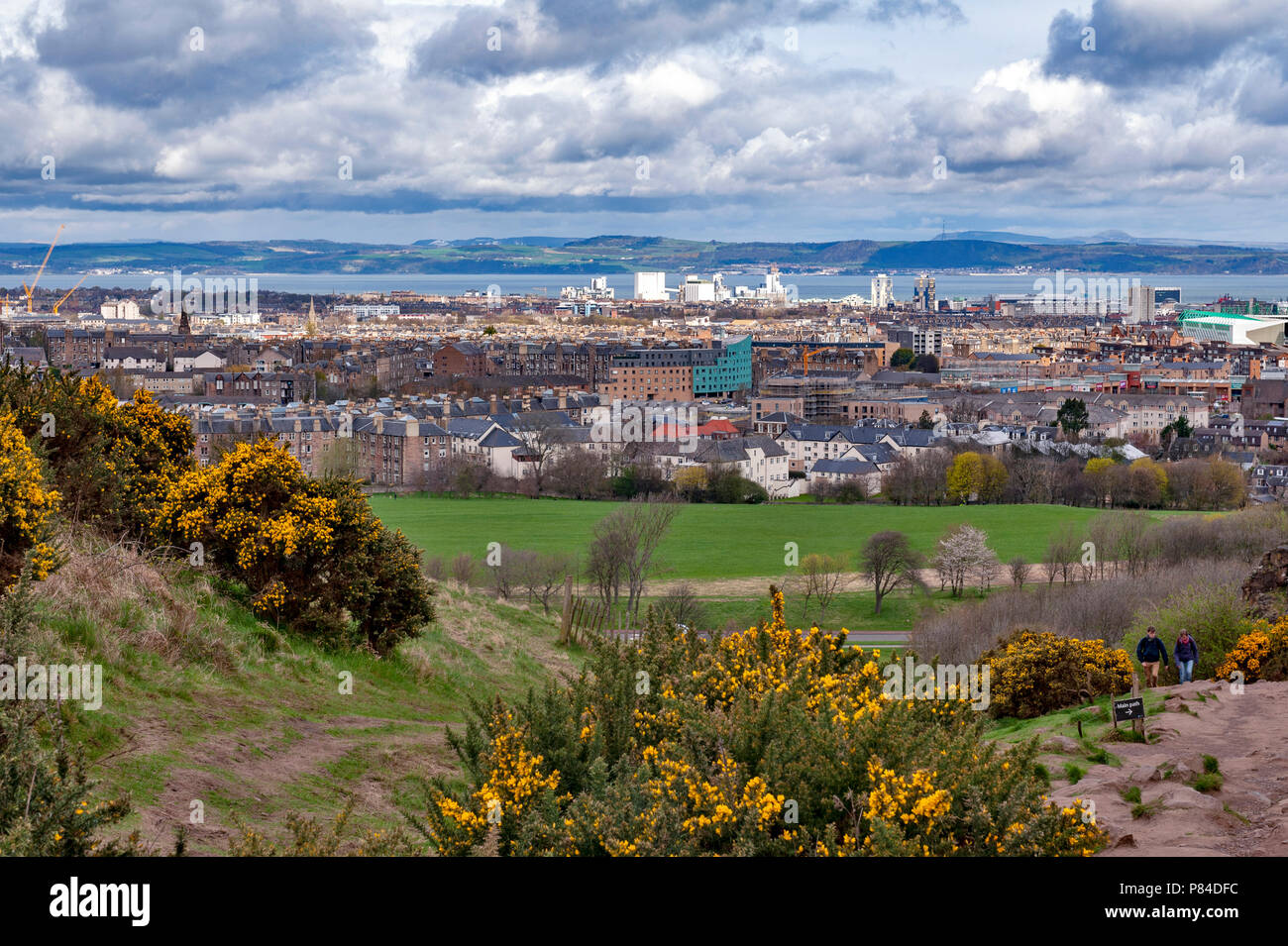 Vue de la ville d'Edinburgh vers les zones côtières de la mer du Nord à partir de Arthur's Seat, le point le plus élevé à Édimbourg situé à Holyrood Park, Ecosse, Royaume-Uni Banque D'Images