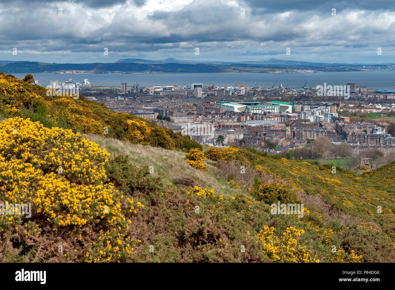 Vue de la ville d'Edinburgh vers les zones côtières de la mer du Nord à partir de Arthur's Seat, le point le plus élevé à Édimbourg situé à Holyrood Park, Ecosse, Royaume-Uni Banque D'Images