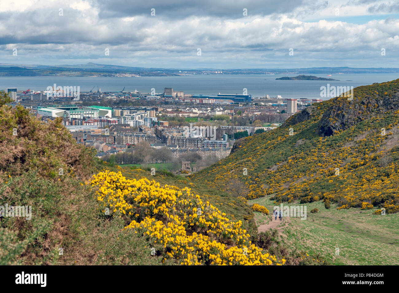 Vue de la ville d'Edinburgh vers les zones côtières de la mer du Nord à partir de Arthur's Seat, le point le plus élevé à Édimbourg situé à Holyrood Park, Ecosse, Royaume-Uni Banque D'Images