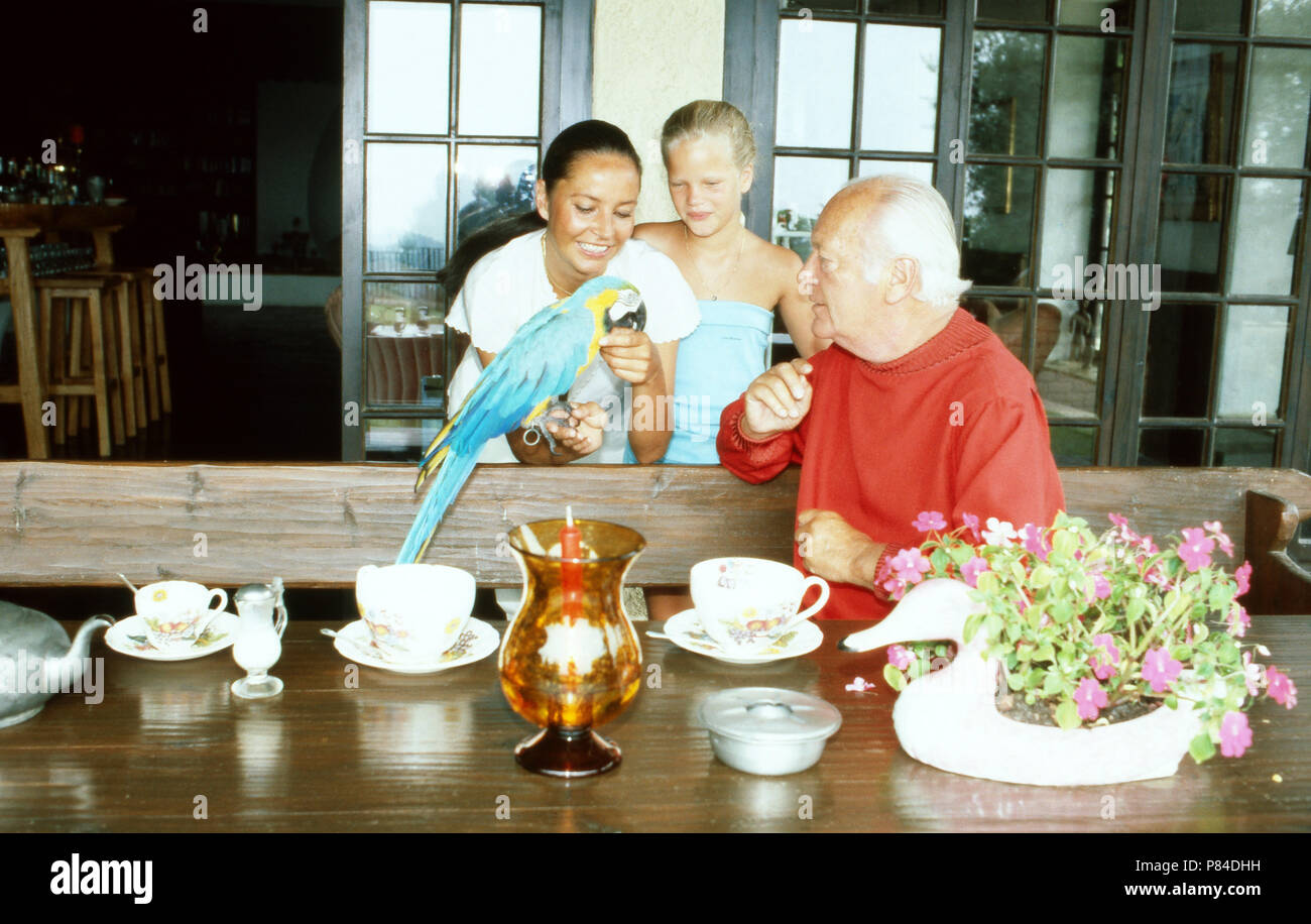Acteurs et Actrices Curd Jürgens mit Ehefrau Margie und Tochter Miriam im Sommerurlaub à Saint Acteurs et Actrices Curd Jürgens mit Ehefrau Margie und Tochter Miriam im Sommerurlaub à Saint