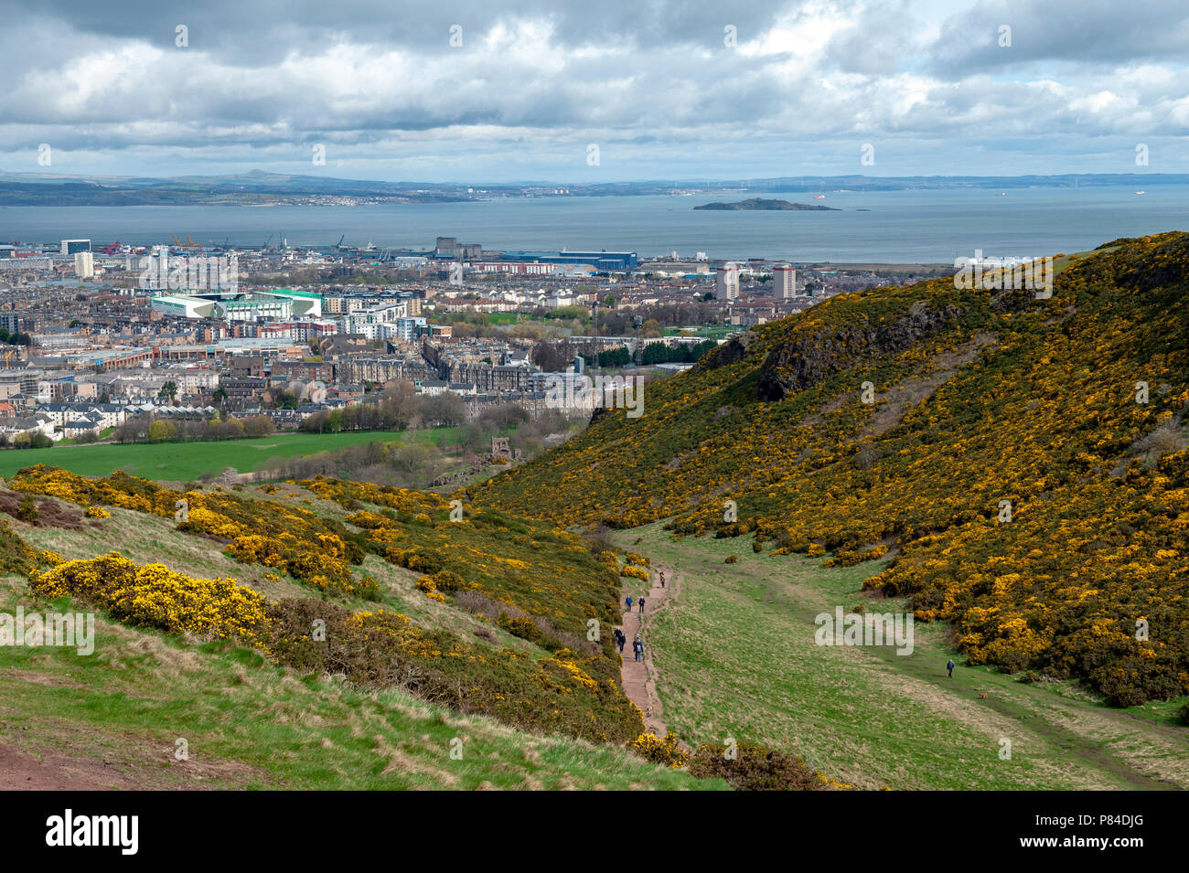 Vue de la ville d'Edinburgh vers les zones côtières de la mer du Nord à partir de Arthur's Seat, le point le plus élevé à Édimbourg situé à Holyrood Park, Ecosse, Royaume-Uni Banque D'Images