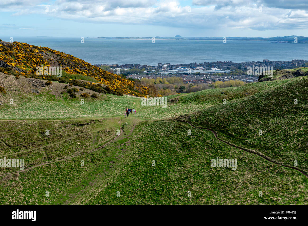 Une randonnée à vélo à travers des pentes herbeuses jusqu'à Arthur's Seat, le point le plus élevé à Édimbourg situé à Holyrood Park, Ecosse, Royaume-Uni Banque D'Images