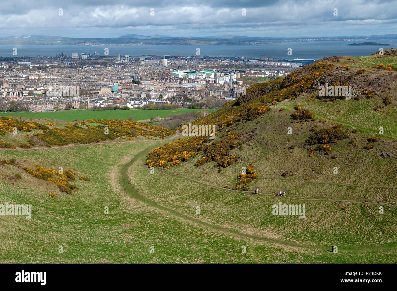 Vue de la ville d'Edinburgh vers les zones côtières de la mer du Nord à partir de Arthur's Seat, le point le plus élevé à Édimbourg situé à Holyrood Park, Ecosse, Royaume-Uni Banque D'Images