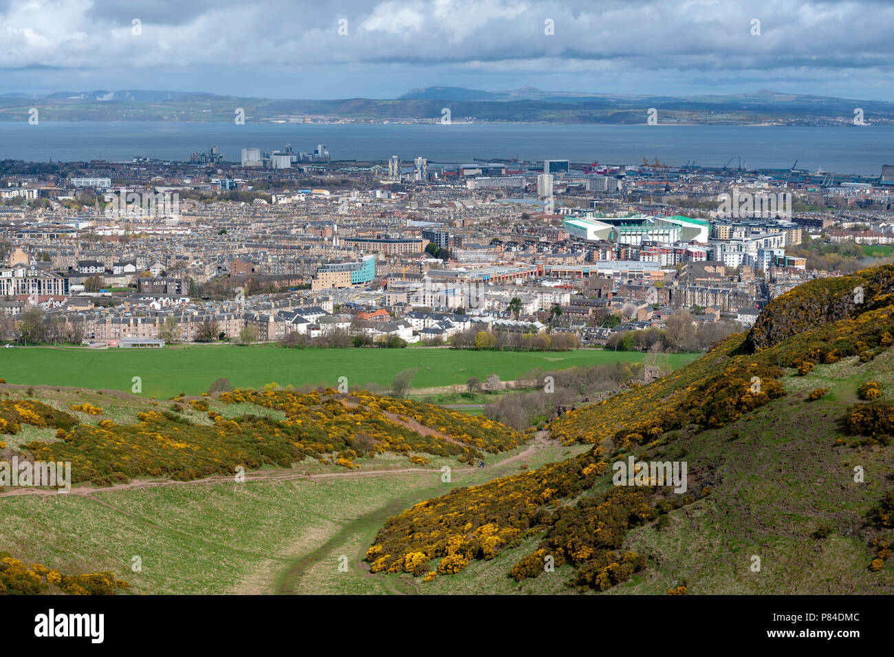 Vue de la ville d'Edinburgh vers les zones côtières de la mer du Nord à partir de Arthur's Seat, le point le plus élevé à Édimbourg situé à Holyrood Park, Ecosse, Royaume-Uni Banque D'Images