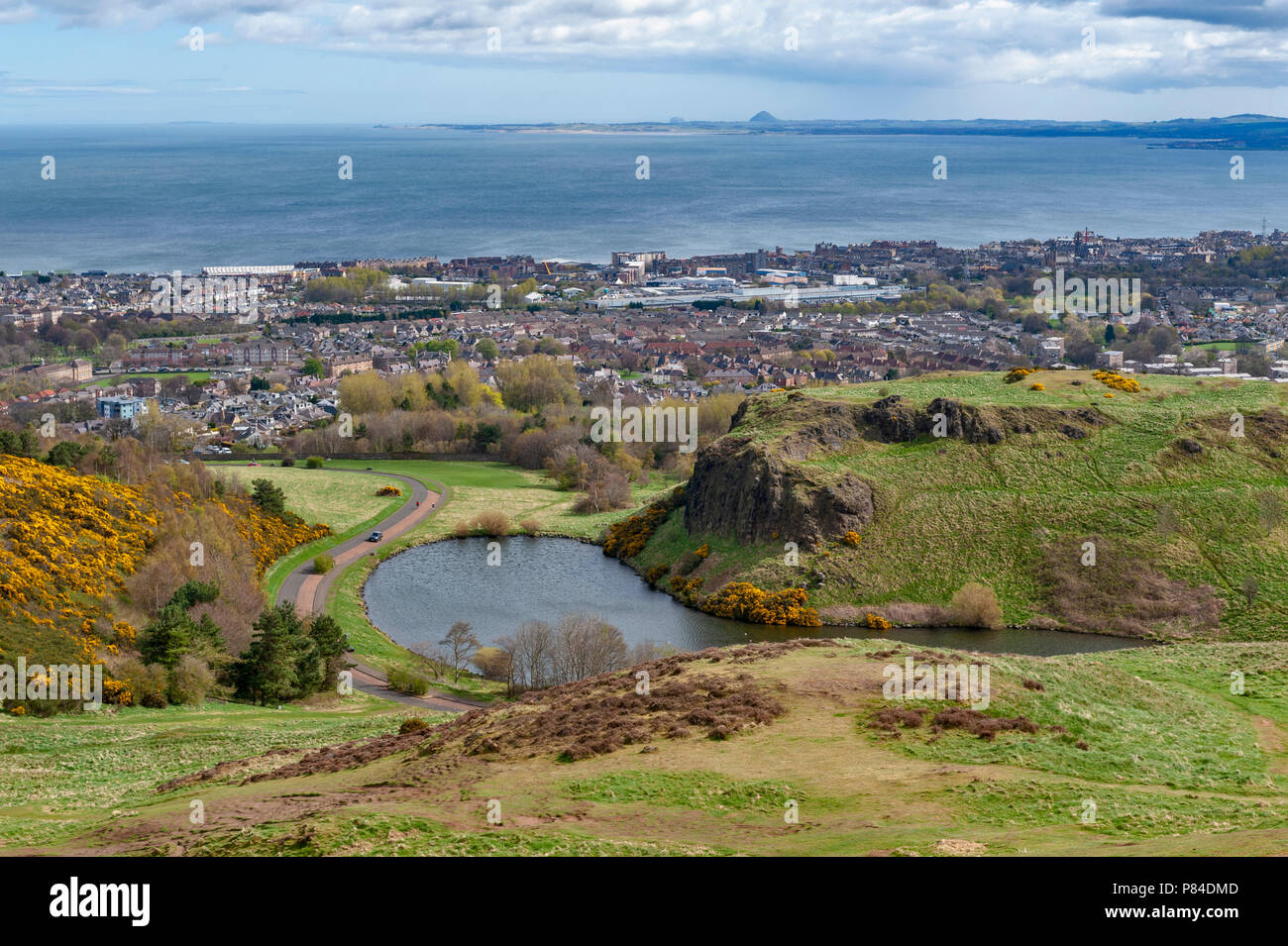 Vue de la ville d'Edinburgh vers les zones côtières de la mer du Nord à partir de Arthur's Seat, le point le plus élevé à Édimbourg situé à Holyrood Park, Ecosse, Royaume-Uni Banque D'Images