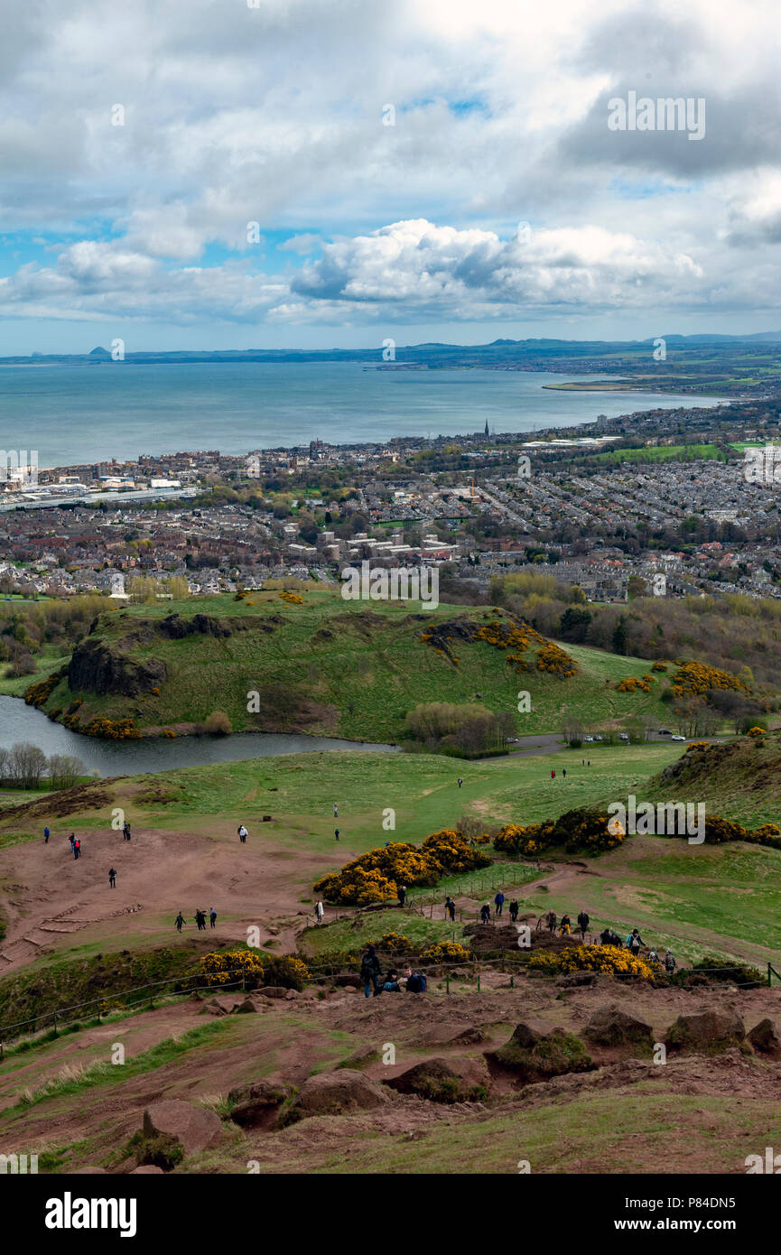 Vue de la ville d'Edinburgh vers les zones côtières de la mer du Nord à partir de Arthur's Seat, le point le plus élevé à Édimbourg situé à Holyrood Park, Ecosse, Royaume-Uni Banque D'Images