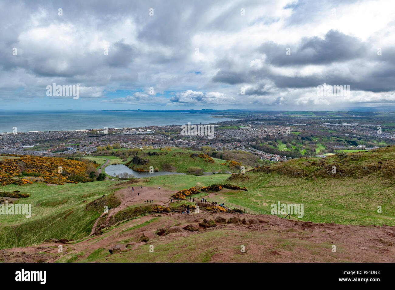 Vue de la ville d'Edinburgh vers les zones côtières de la mer du Nord à partir de Arthur's Seat, le point le plus élevé à Édimbourg situé à Holyrood Park, Ecosse, Royaume-Uni Banque D'Images