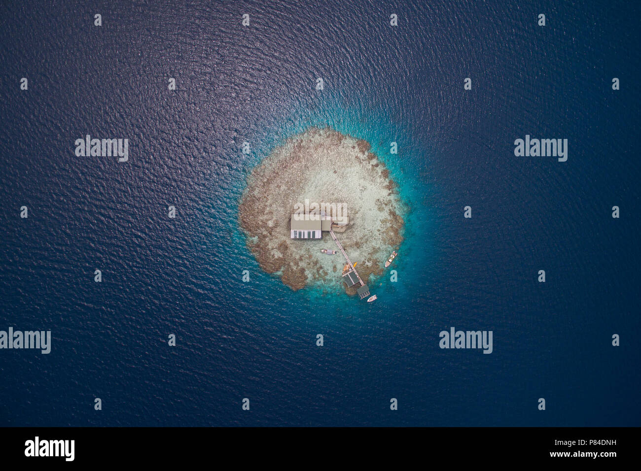 Vue aérienne d'une ferme perlière sur le lagon de Manihiki, Îles Cook Banque D'Images