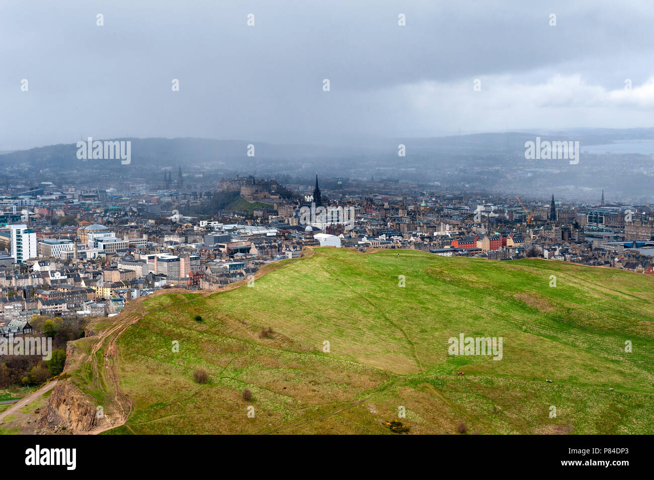 Vue de la ville d'Edinburgh de Arthur's Seat, le point le plus élevé à Édimbourg situé à Holyrood Park, Ecosse, Royaume-Uni Banque D'Images
