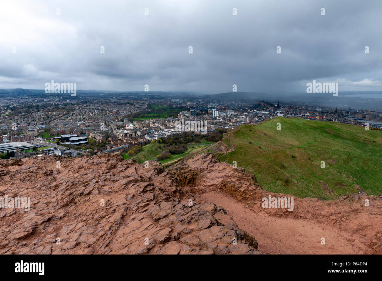 Vue de la ville d'Edinburgh de Arthur's Seat, le point le plus élevé à Édimbourg situé à Holyrood Park, Ecosse, Royaume-Uni Banque D'Images