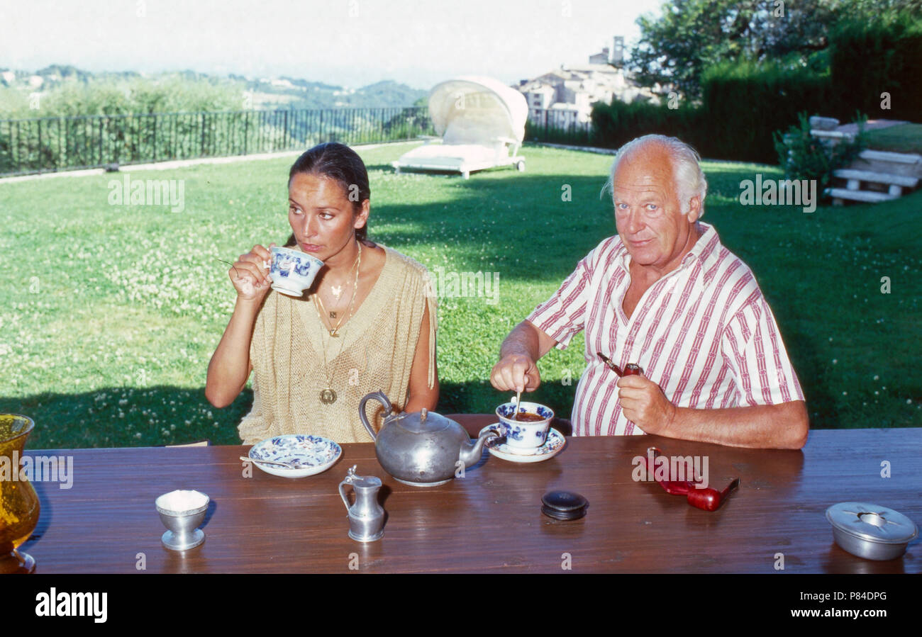 Acteurs et Actrices Curd Jürgens mit Ehefrau Margie im Sommerurlaub à Saint Paul de Vence, France 1978. L'acteur Curd Juergens avec sa femme Margie dans les vacances d'été à Saint Paul de Vence, France 1978. Banque D'Images