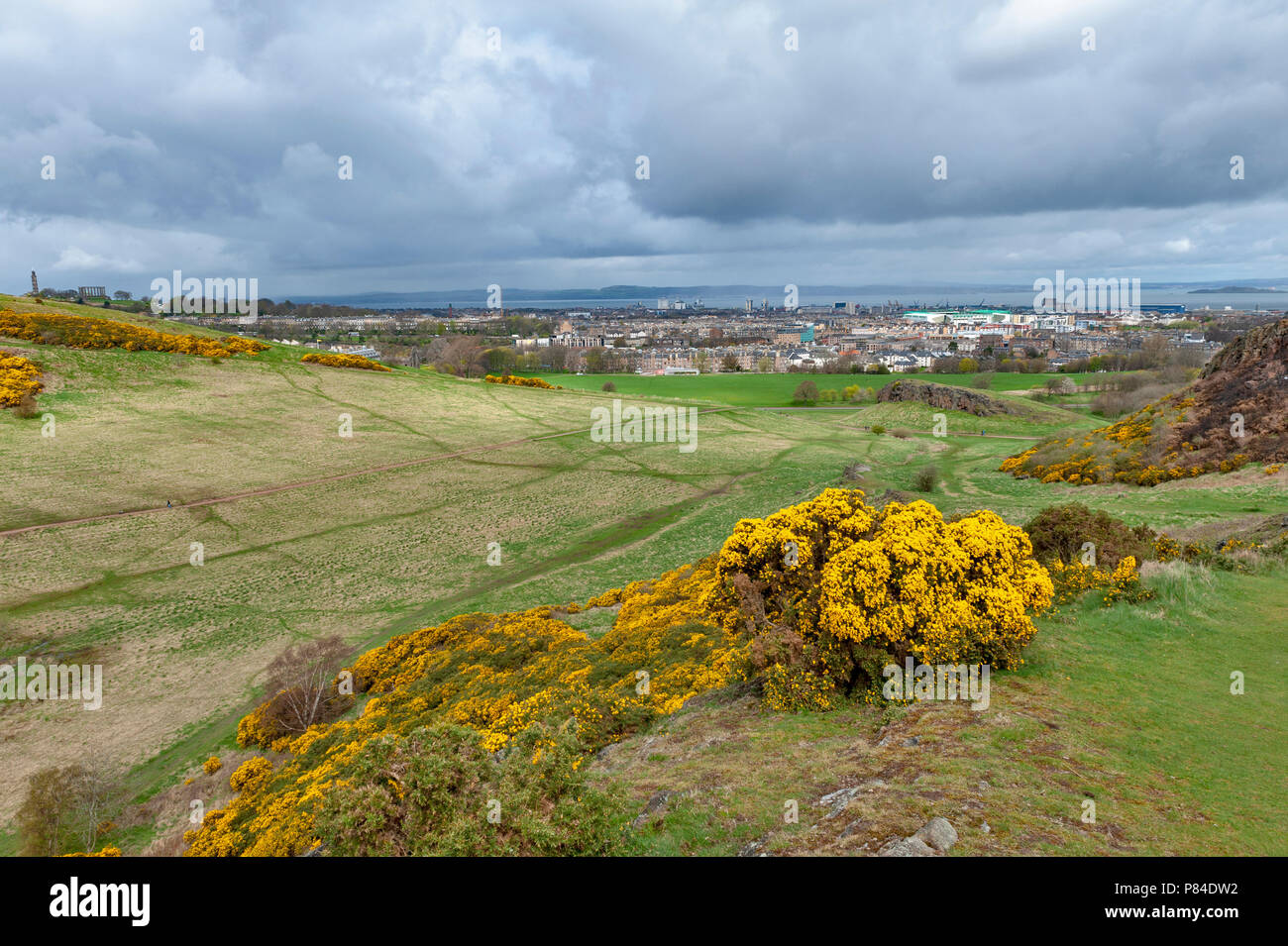 Une randonnée à vélo à travers des pentes herbeuses jusqu'à Arthur's Seat, le point le plus élevé à Édimbourg situé à Holyrood Park, Ecosse, Royaume-Uni Banque D'Images