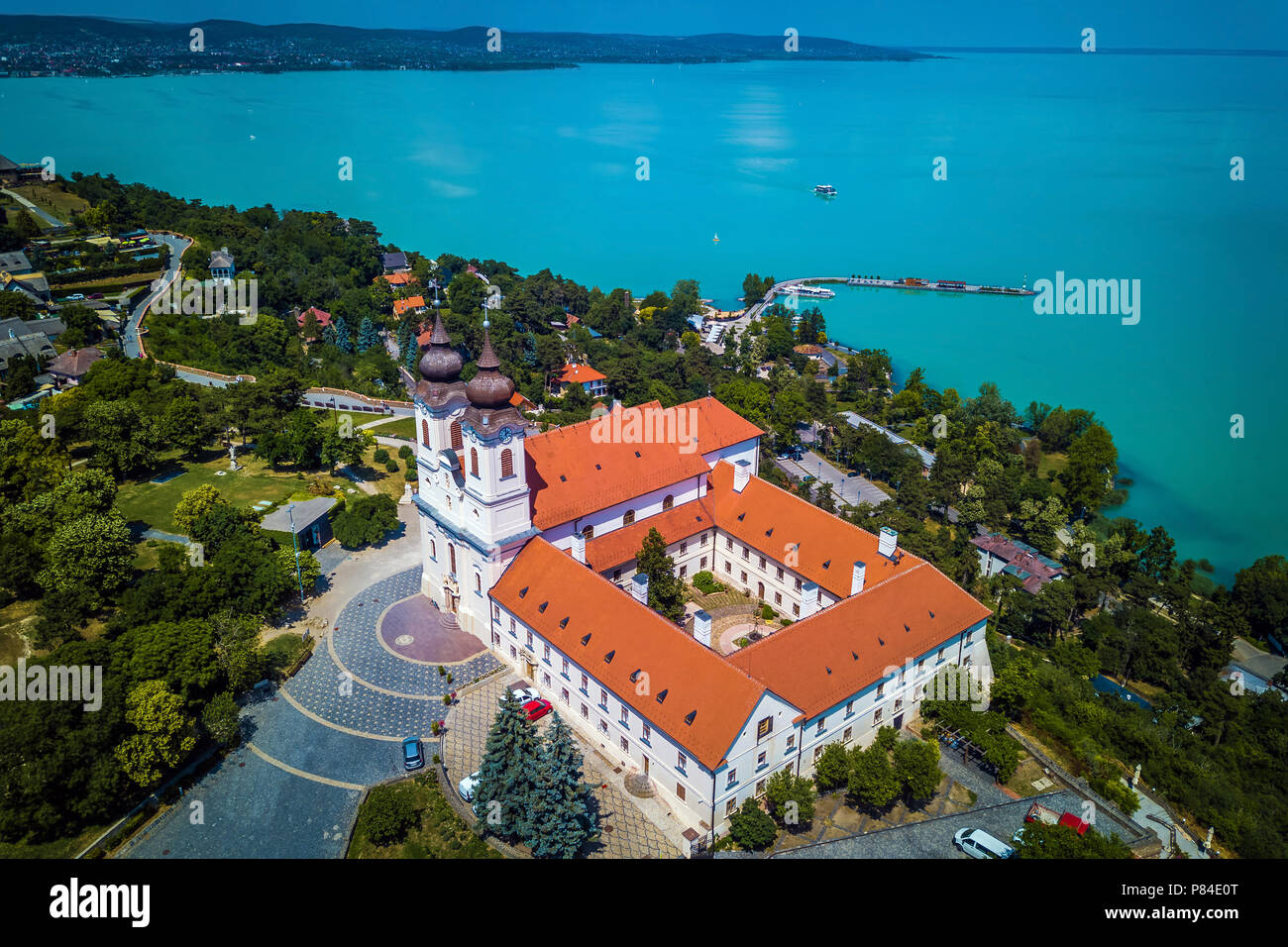 Tihany en Hongrie - Vue Aérienne Vue panoramique de Tihany avec le célèbre monastère bénédictin de l'abbaye de Tihany Tihany (Tihanyi, apatsag) avec belle couleur Banque D'Images