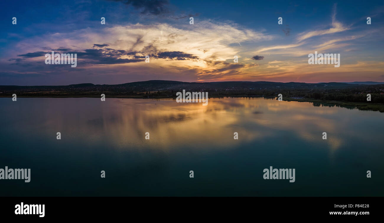 Balatonfuzfo, Hongrie - beau soleil panoramique d'une réflexion au Fuzfoi-obol prises au-dessus du Lac Balaton Banque D'Images