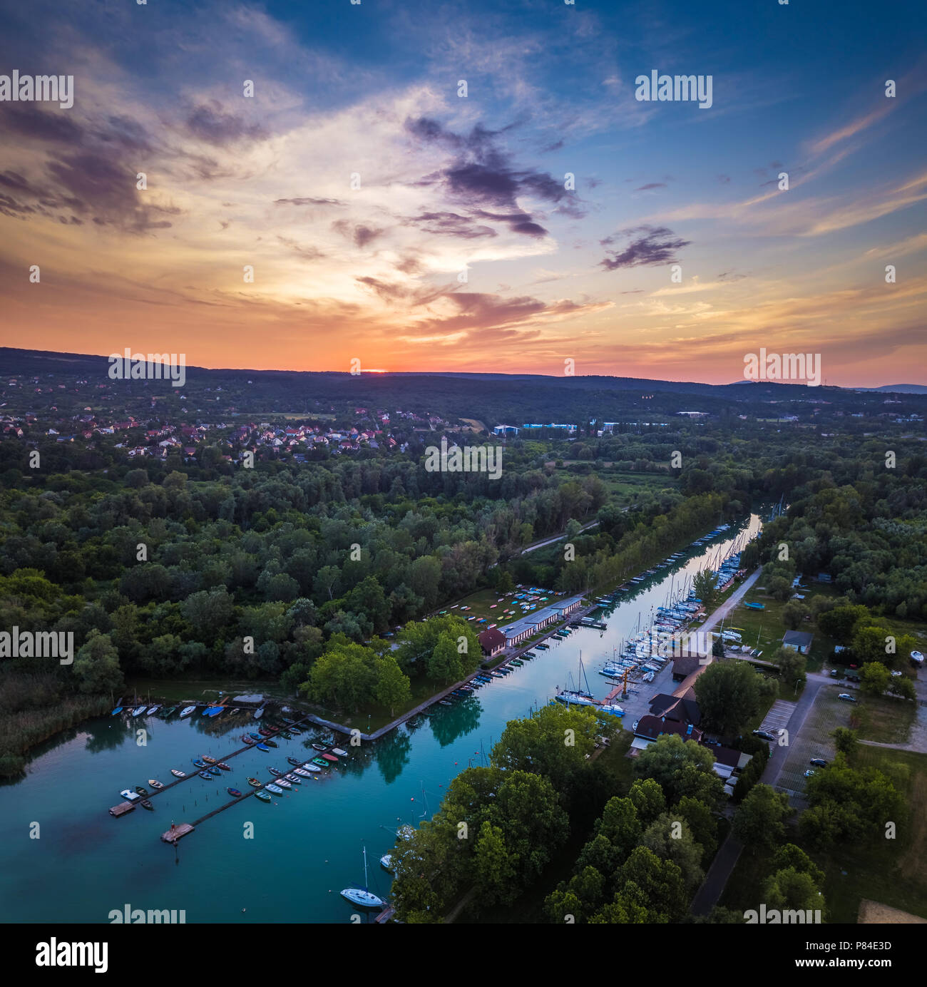 Balatonfuzfo, Hongrie - location de marina avec beau coucher du soleil à Balatonfuzfo Banque D'Images