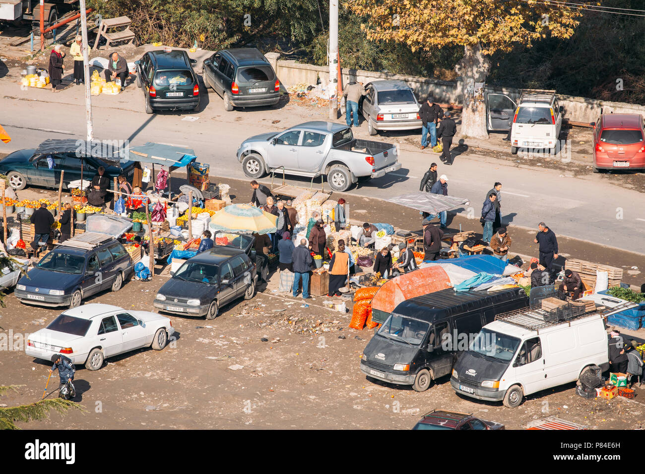 La région de Shida Kartli, Gori, en Géorgie. Les gens achètent la nourriture sur le marché local dans la rue ensoleillée Journée d'automne. Banque D'Images