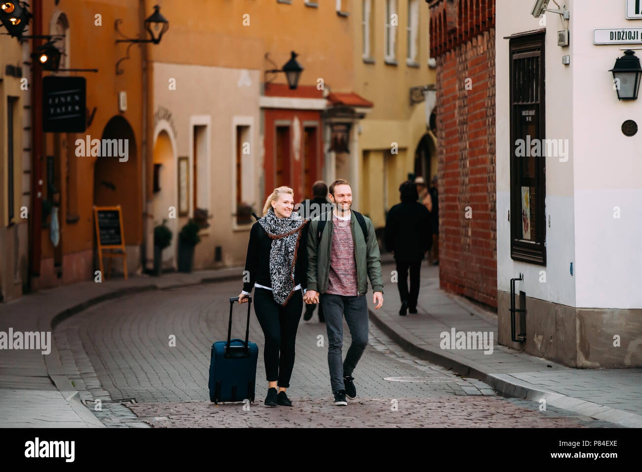 Vilnius, Lituanie - 29 septembre 2017 : Deux jeunes hommes et femmes adultes personnes marchant sur la rue Didzioji de vieille ville de journée d'automne. Banque D'Images