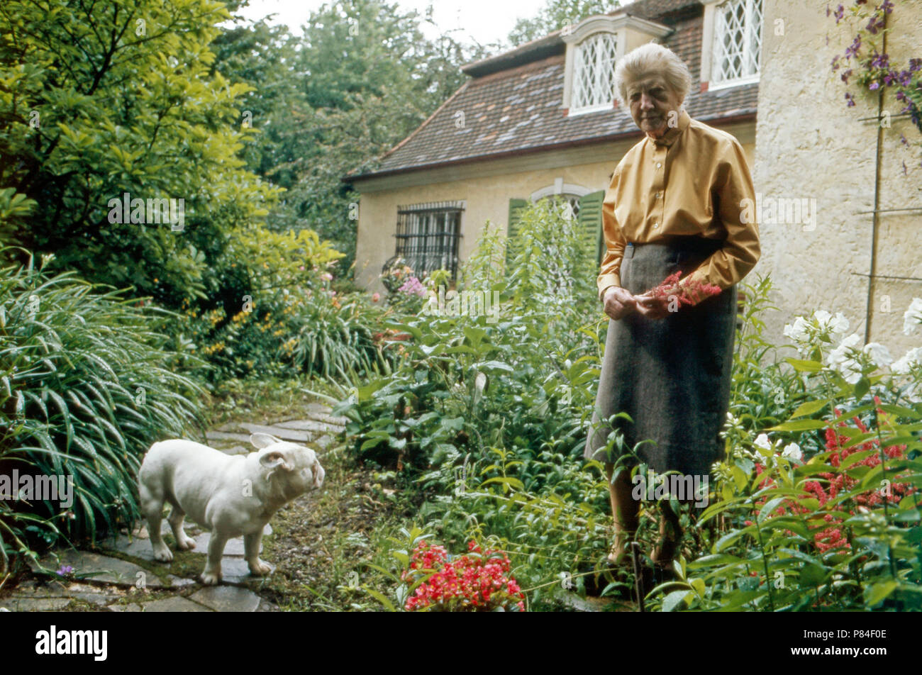 Maria del Pilar Prinzessin von Bayern, deutsche Malerin, mit ihrem Hund Blanco in Ihrem Haus bei Schloss Nymphenburg München, Deutschland en 1976. Maria del Pilar Princesse de Bavière avec son chien Blanco à sa maison près de château de Nymphenburg à Munich, Allemagne 1976. Banque D'Images