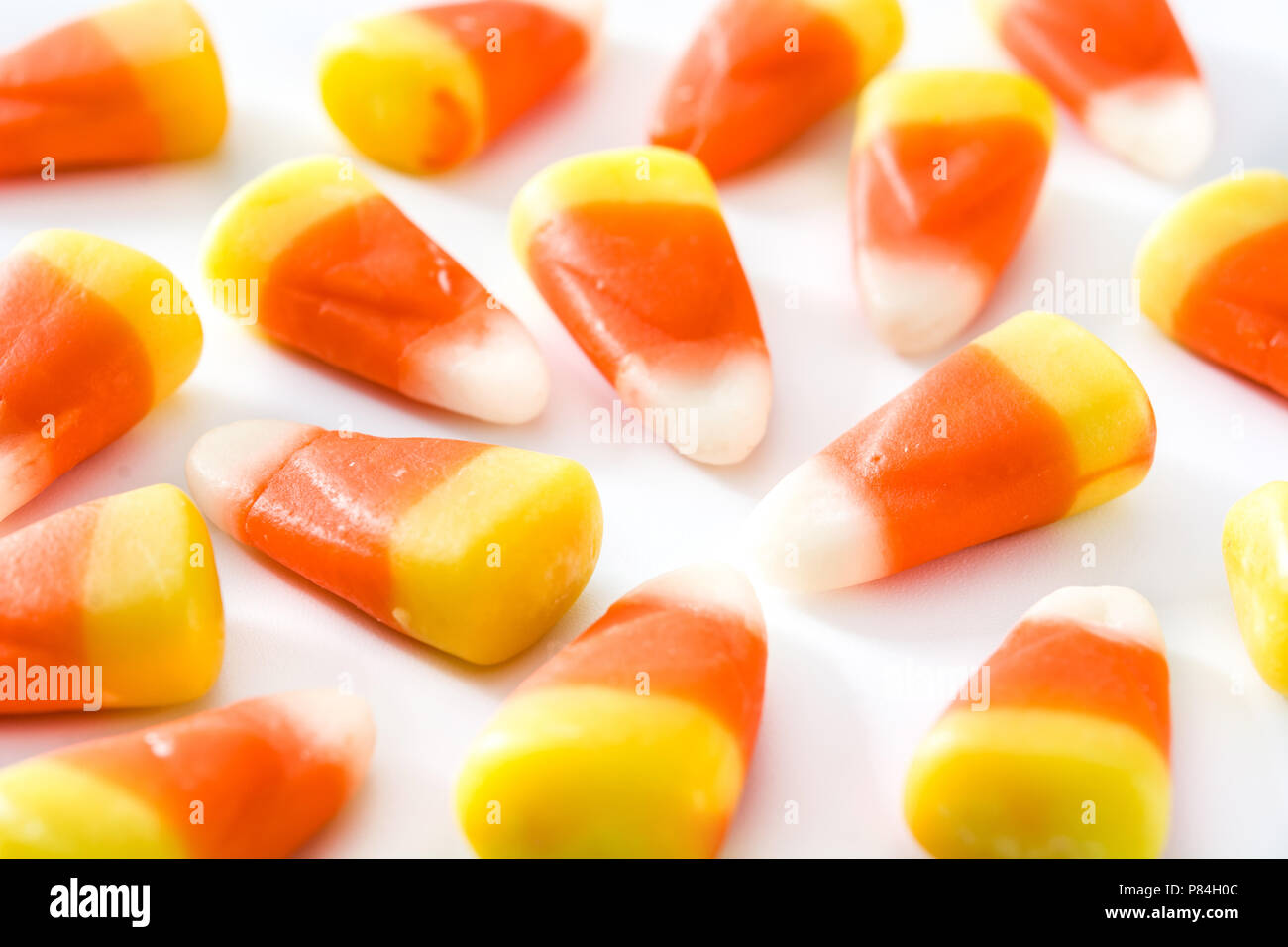 Halloween Candy corn typique isolé sur fond blanc. Banque D'Images