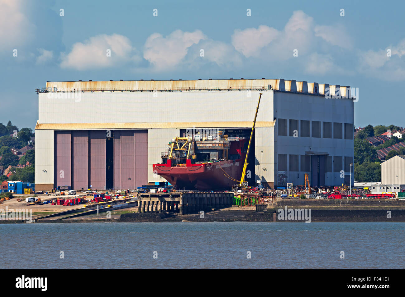 Le nouveau navire de recherche polaire RRS Sir David Attenborough debout sur la cale du chantier Cammell Laird à Birkenhead, attendant le jour du lancement. Banque D'Images