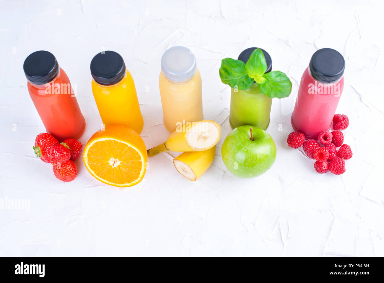 Pressée à froid bio jus de légumes crus en bouteilles de verre. La vitamine  et des aliments sains. Copy space Photo Stock - Alamy