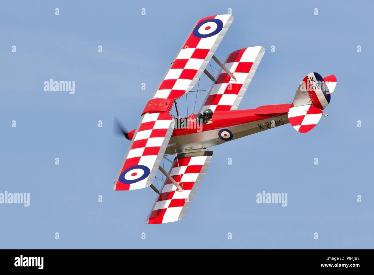 1931 DH82A Tiger Moth volant à spectacle militaire Shuttleworth airshow à Old Warden au 1er juillet 2018 Banque D'Images
