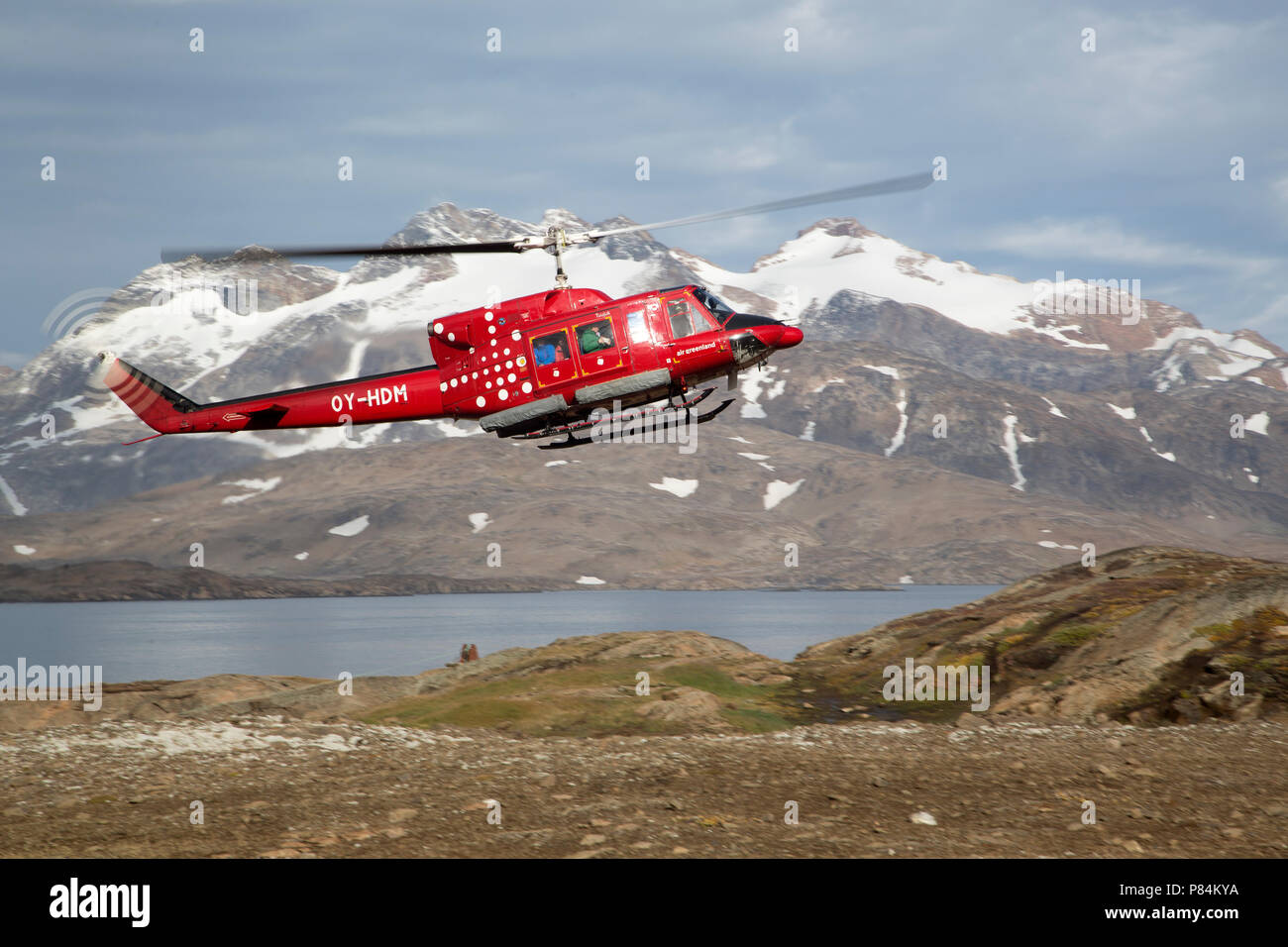 Air Greenland Bell Helicopter pour atterrir à l'aéroport de Kulusuk, Est du Groenland Banque D'Images