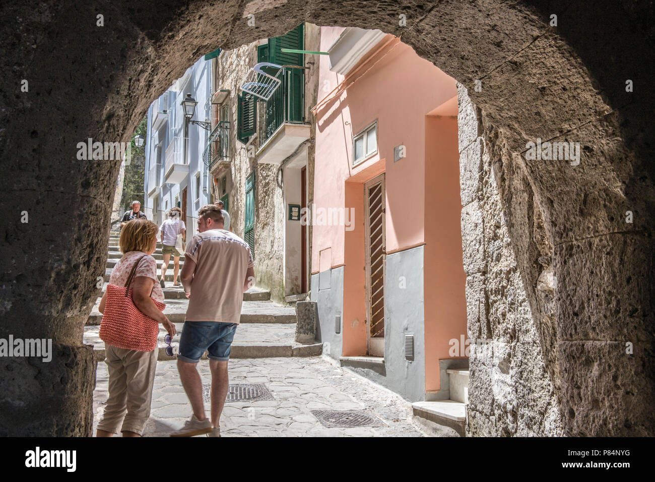 Porche pour l'allée vers le haut et hors de Marina Grande, Sorrente, Italie Banque D'Images