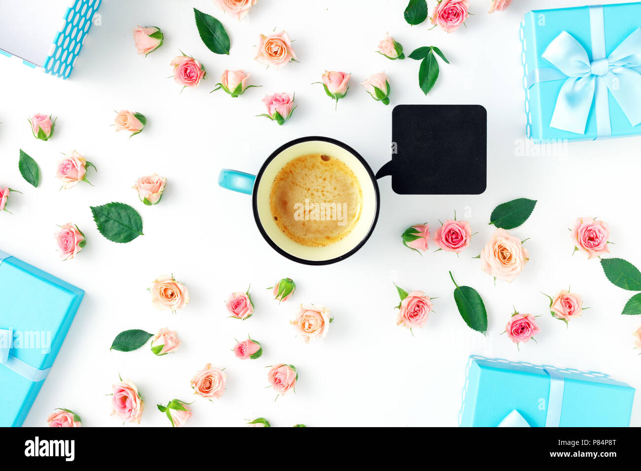 Tasse de café avec cadeaux collection bleu et rose roses sur un fond blanc dans télévision jeter style. Vue d'en haut Banque D'Images