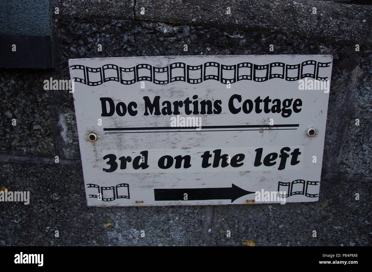 Signer pour Doc martins house à Port Isaac. South West Coast Path. John O' Groats (Duncansby Head) aux terres fin. Cornwall. Sentier de bout en bout. L'Angleterre. UK Banque D'Images