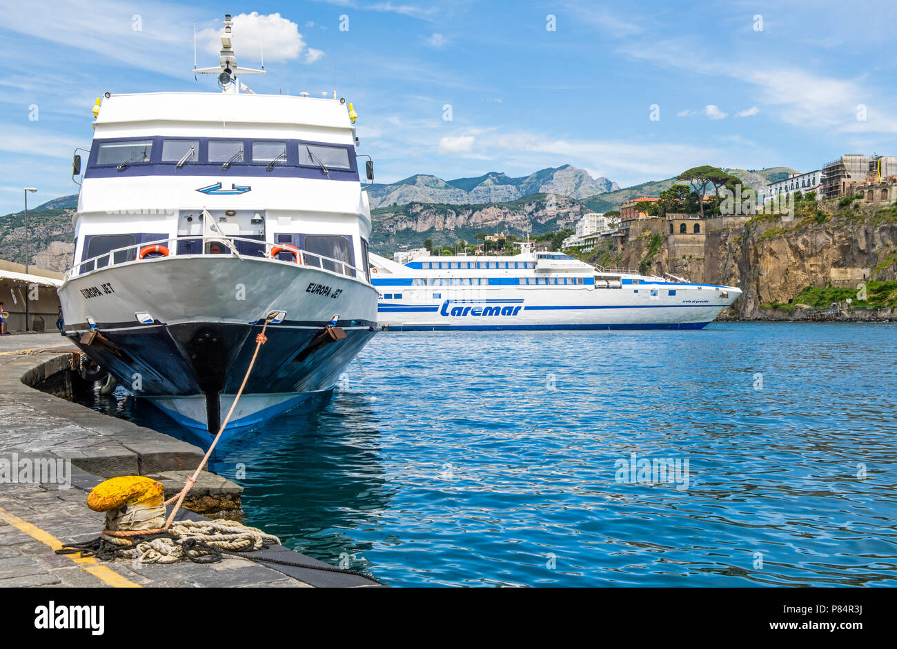 Deux transbordeurs à passagers à Marina Piccola à Sorrento, Italie. Banque D'Images